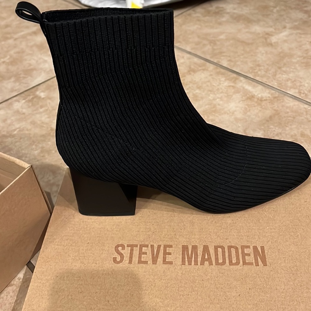 Brand new black knit shoes never used !!